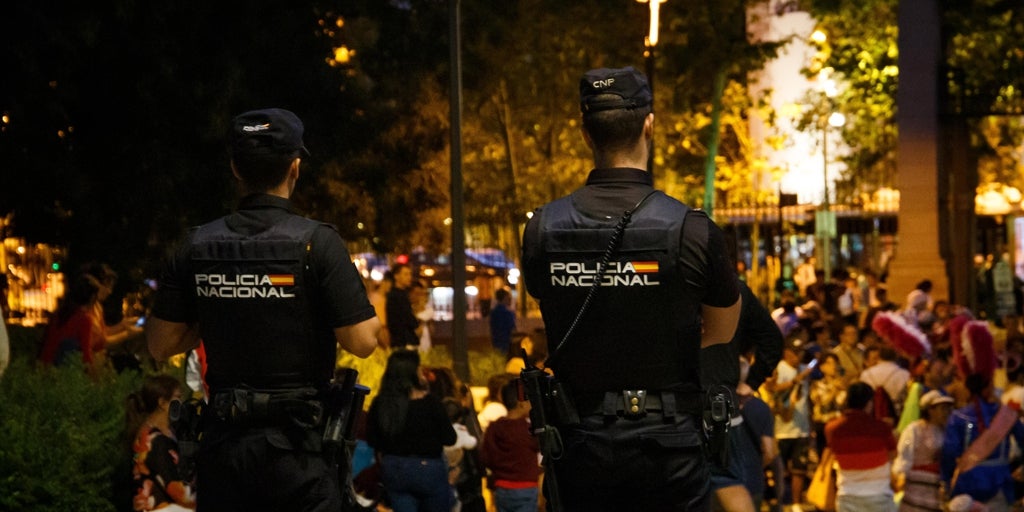 Un joven de 20 años se atrinchera con un cuchillo y retiene a su hermano menor en su vivienda de Puente de Vallecas