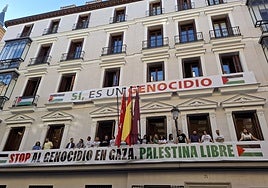 El juez suspende la retirada de las pancartas propalestinas de un edificio municipal en Madrid