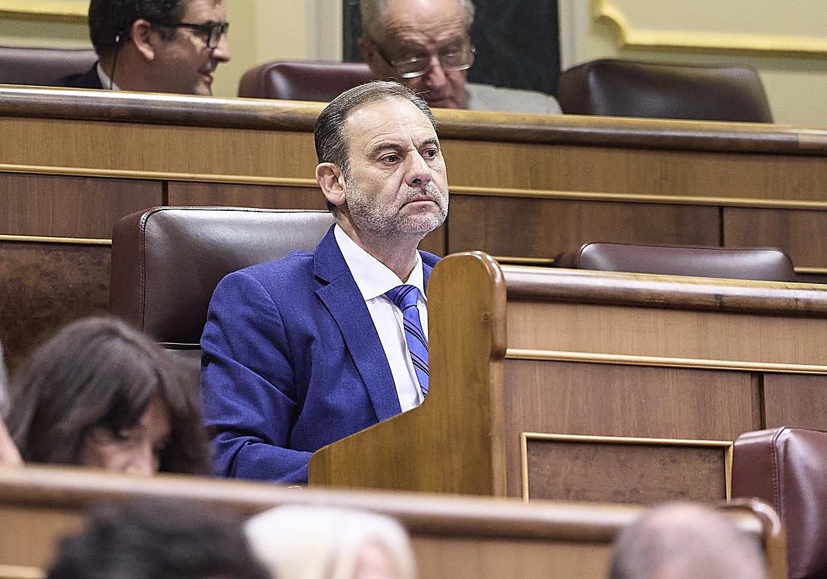 La carpeta con material «sensible» sobre Ábalos sale a la luz: más &#039;chistorras&#039; y orgías con viagra