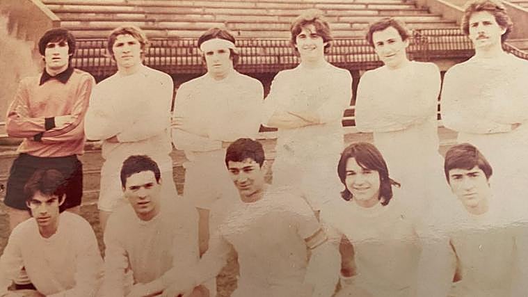 Jesús Fernández (primer jugador de pie desde la izquierda) y Goyo (cuarto jugador de pie desde la izquierda) en su paso por el filial cazurro