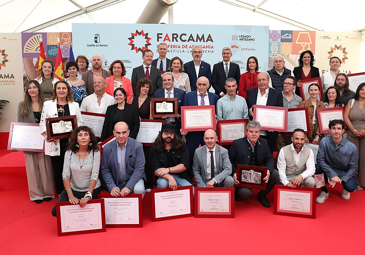 Foto de familia de todos los premiados de este 2025H. FRAI