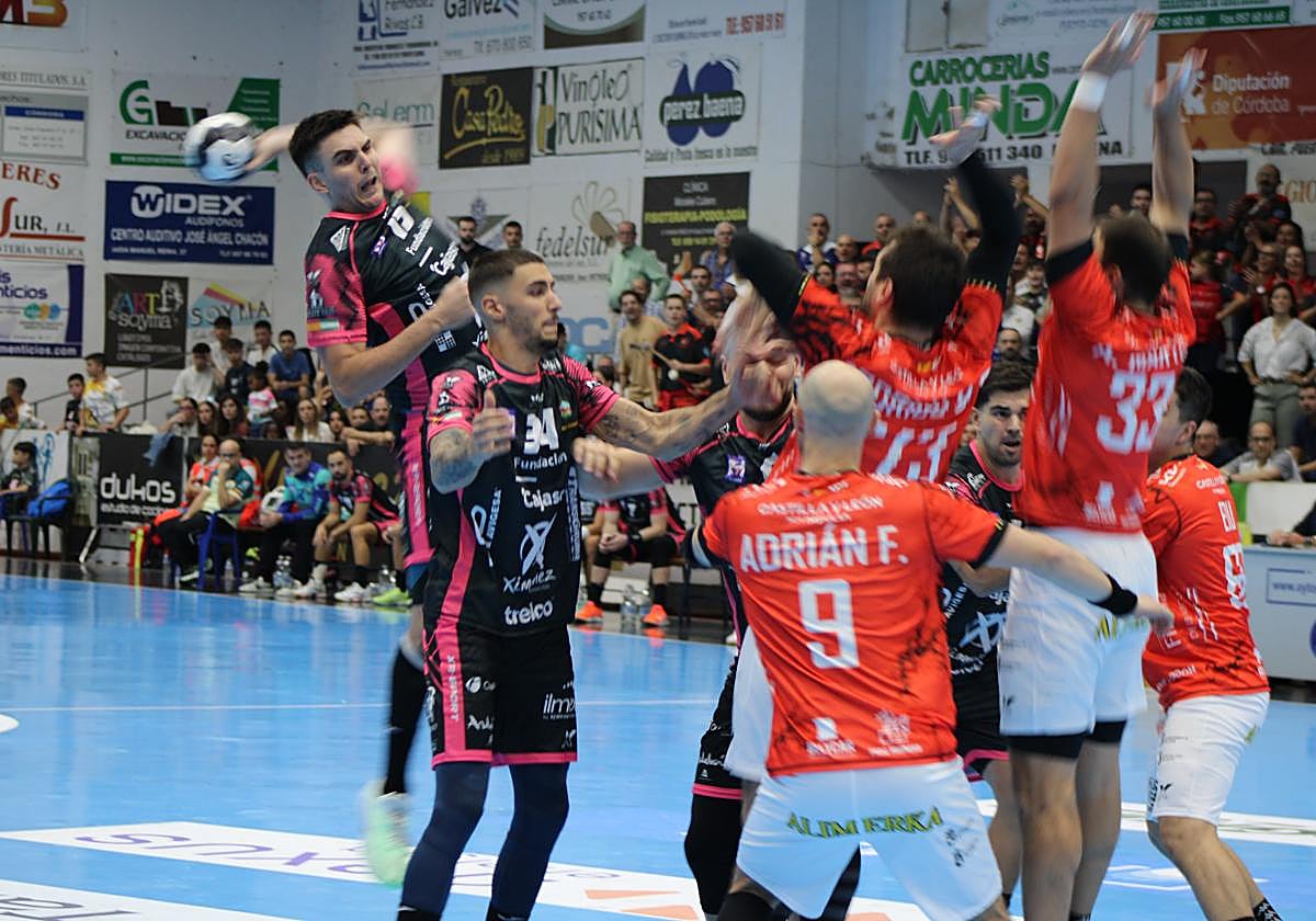 Un momento del partido entre el Cajasol Ángel Ximénez y el Ademar León, jugado este viernes