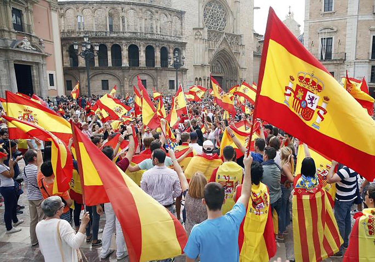 Imagen de archivo de manifestantes con banderas de España en el centro de Valencia