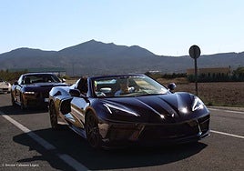 Una caravana de coches americanos en el valle del Vinalopó y a vista de dron