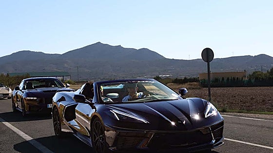 Una caravana de coches americanos en el valle del Vinalopó y a vista de dron