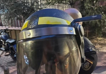 Un joven clava un cuchillo en el casco de un policía tras retener a su hermano menor en Puente de Vallecas