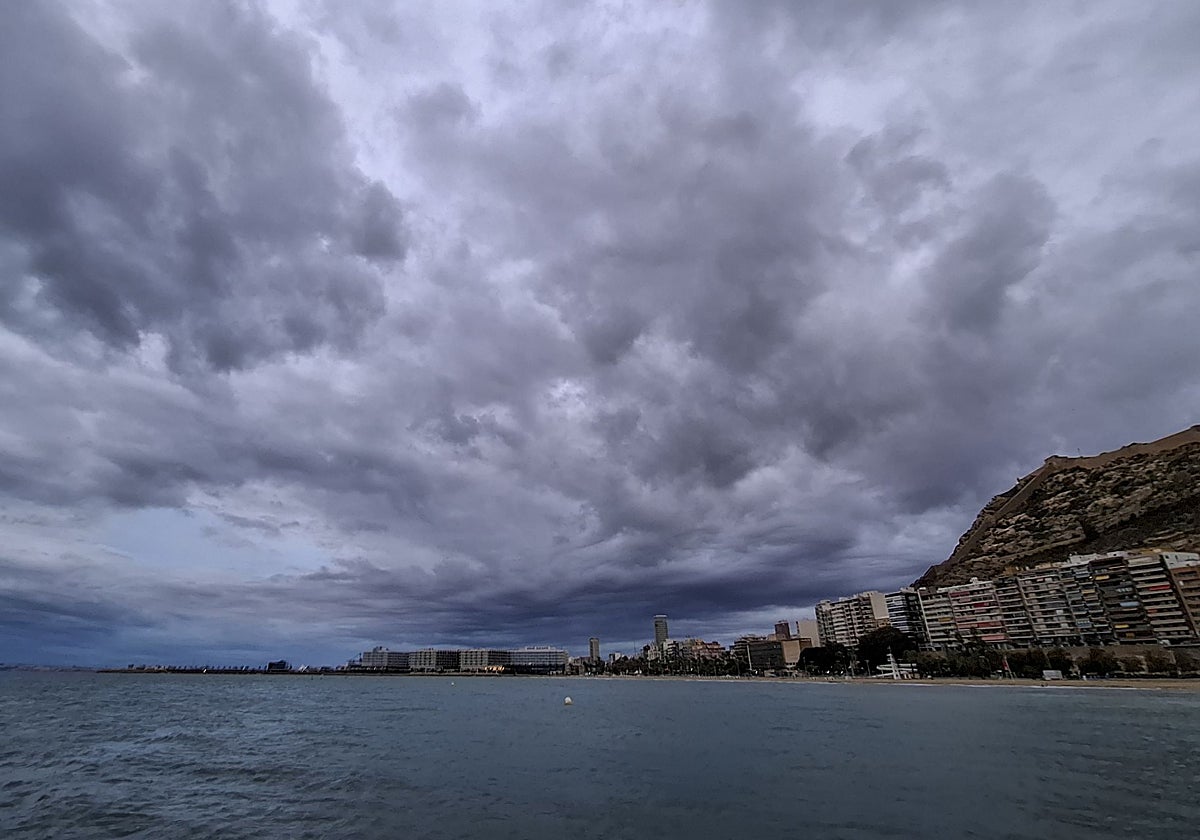 Vista general de la fachada marítima de Alicante durante la mañana de este viernes
