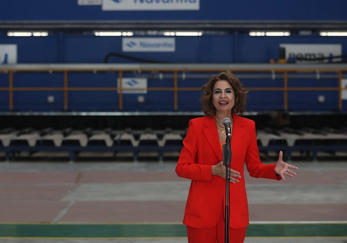 La vicepresidenta primera del Gobierno y ministra de Hacienda, María Jesús Montero, en una visita a las instalaciones del Navantia en San Fernando