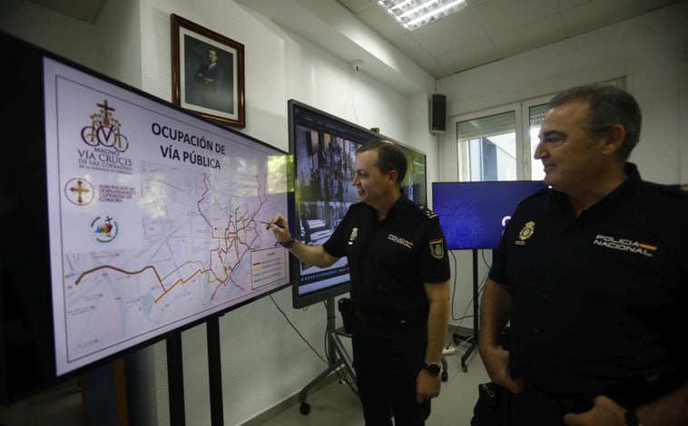 Imagen principal - Autoridades y responsables de la Agrupación de Cofradías, en la visita