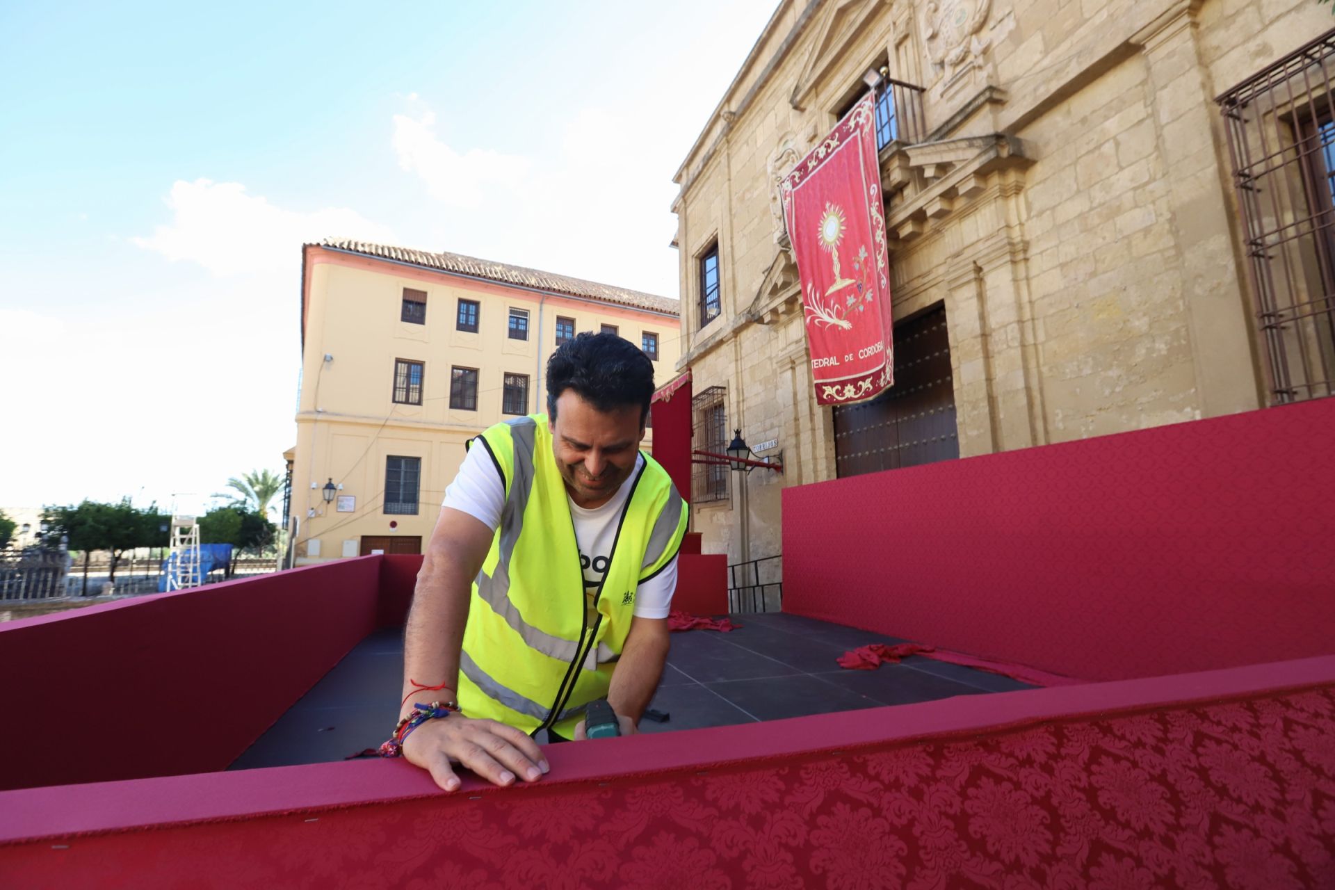Los preparativos del Vía Crucis Magno de Córdoba, en imágenes