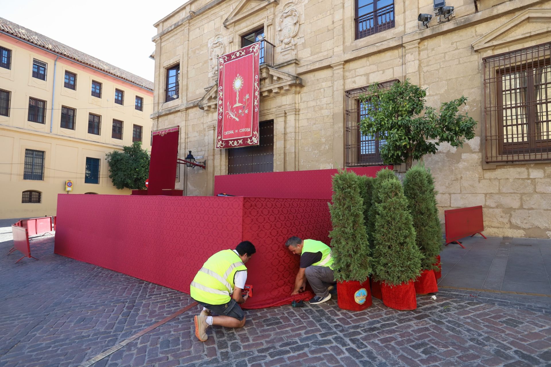 Los preparativos del Vía Crucis Magno de Córdoba, en imágenes