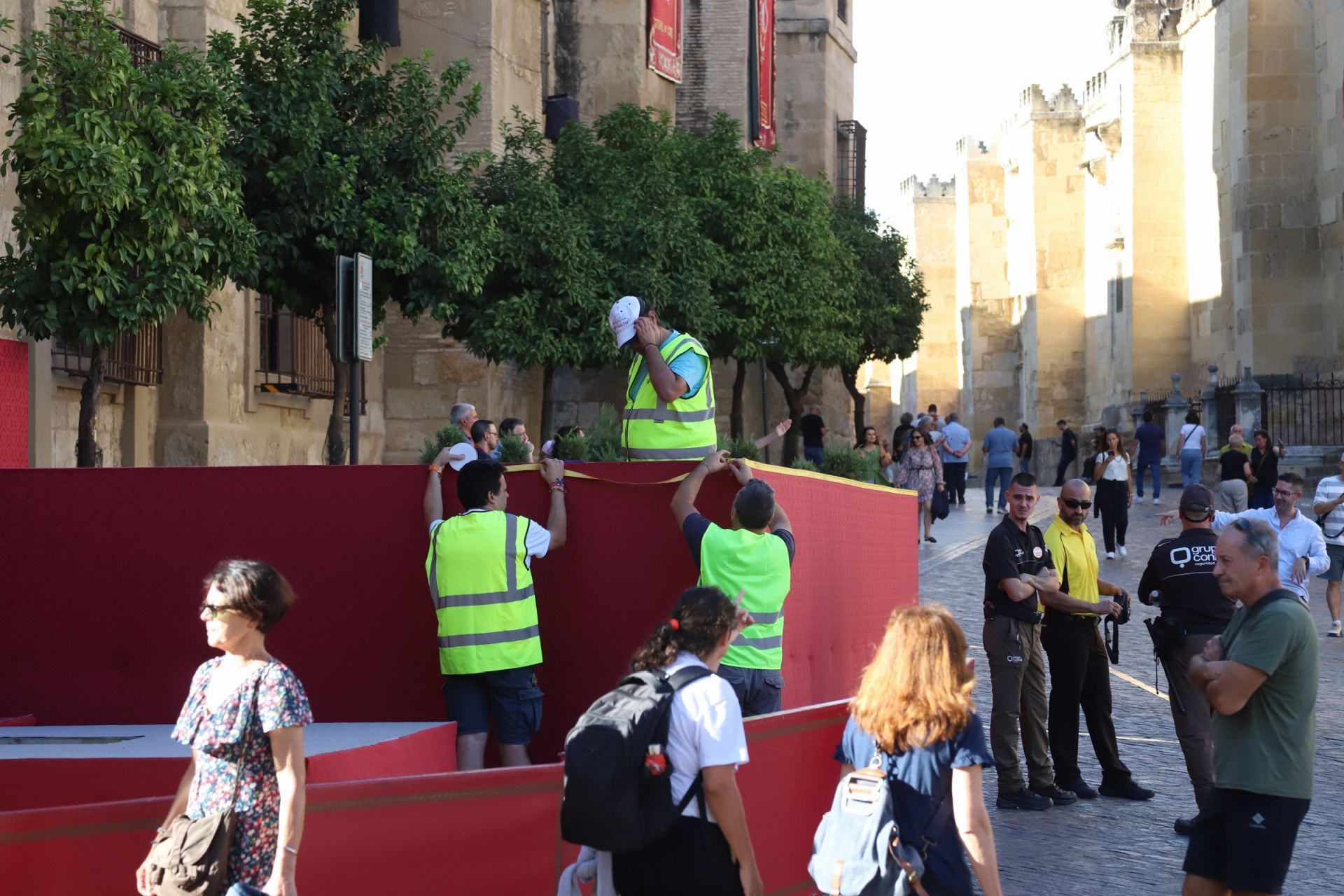 Los preparativos del Vía Crucis Magno de Córdoba, en imágenes