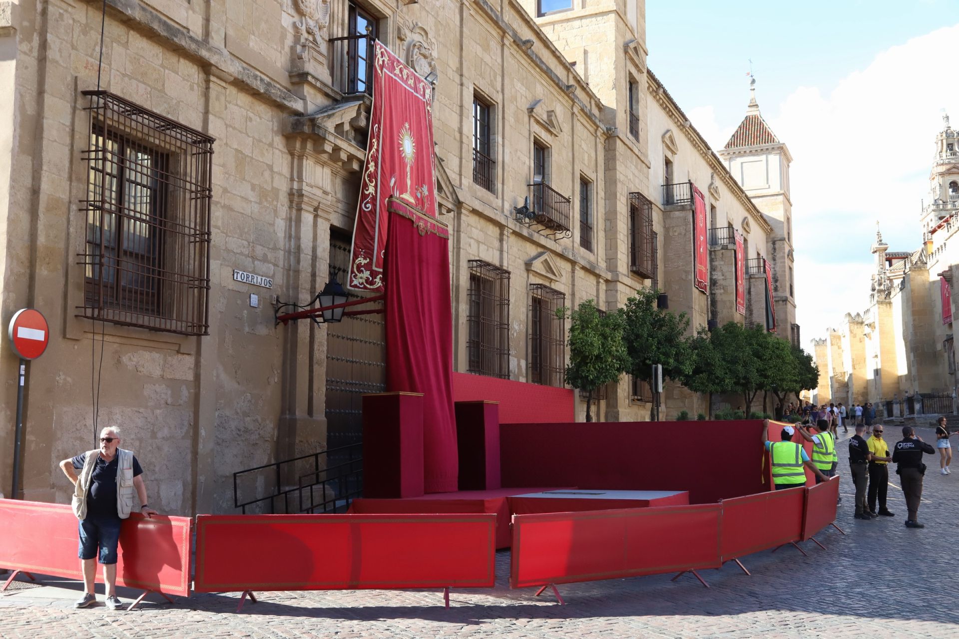 Los preparativos del Vía Crucis Magno de Córdoba, en imágenes