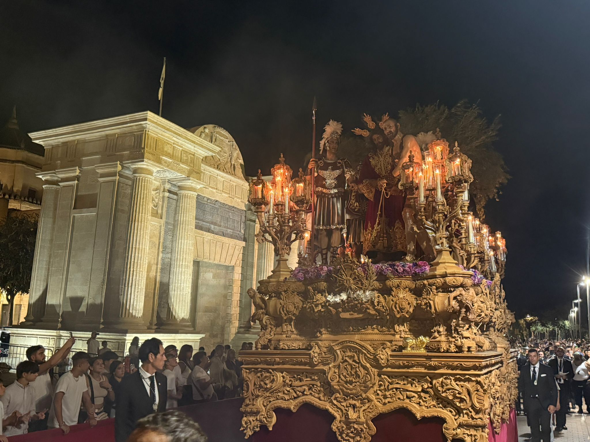 Vía Crucis Magno de Córdoba: una celebración que envuelve a la ciudad de bellas imágenes