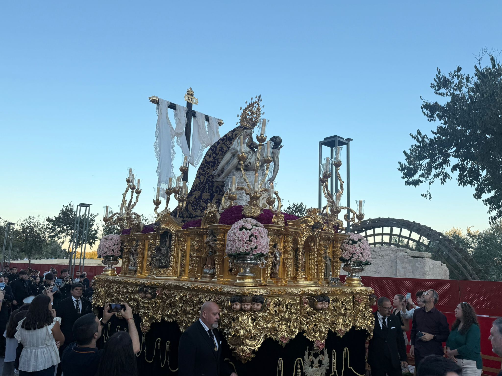 Vía Crucis Magno de Córdoba: una celebración que envuelve a la ciudad de bellas imágenes