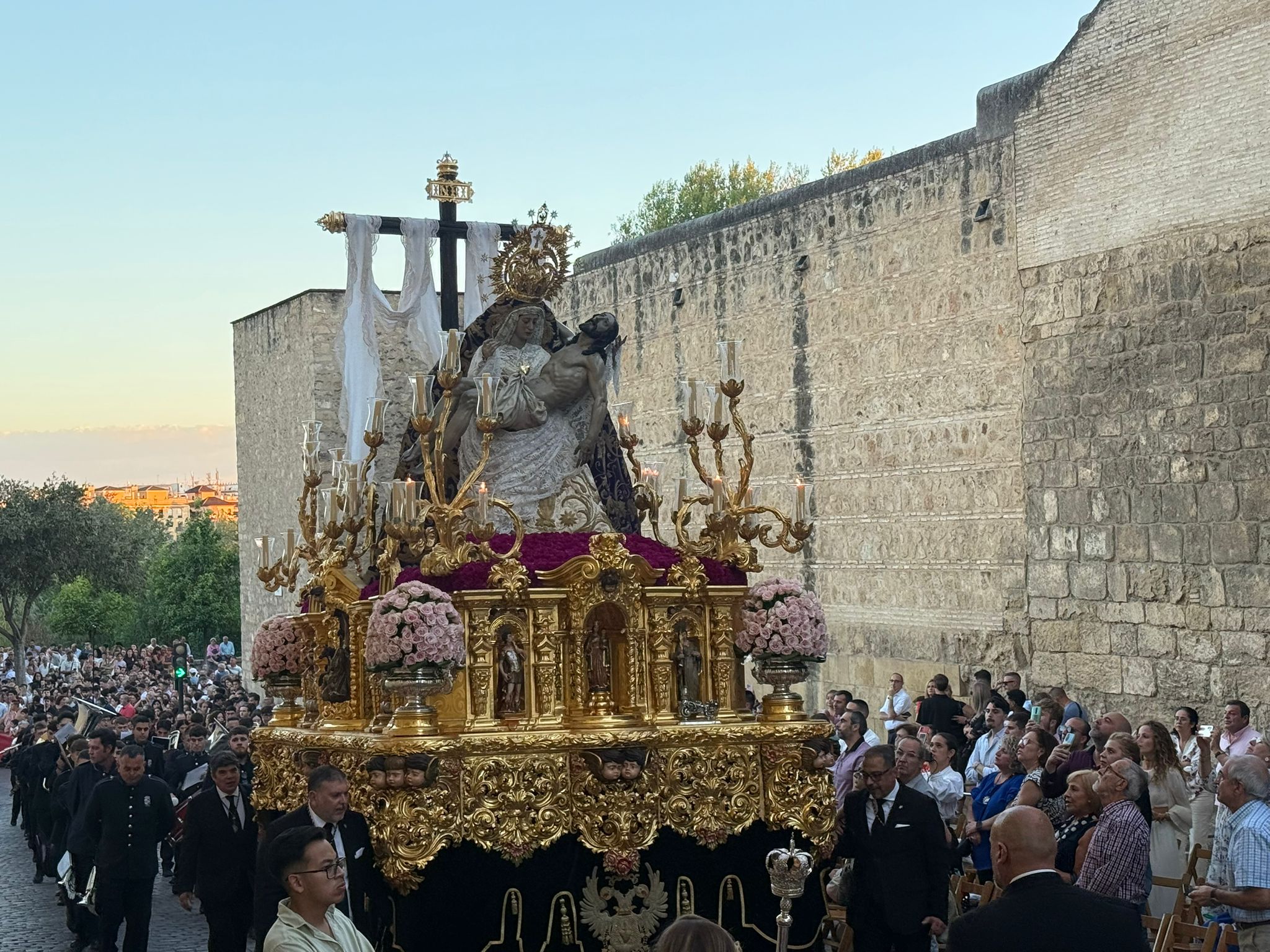 Vía Crucis Magno de Córdoba: una celebración que envuelve a la ciudad de bellas imágenes