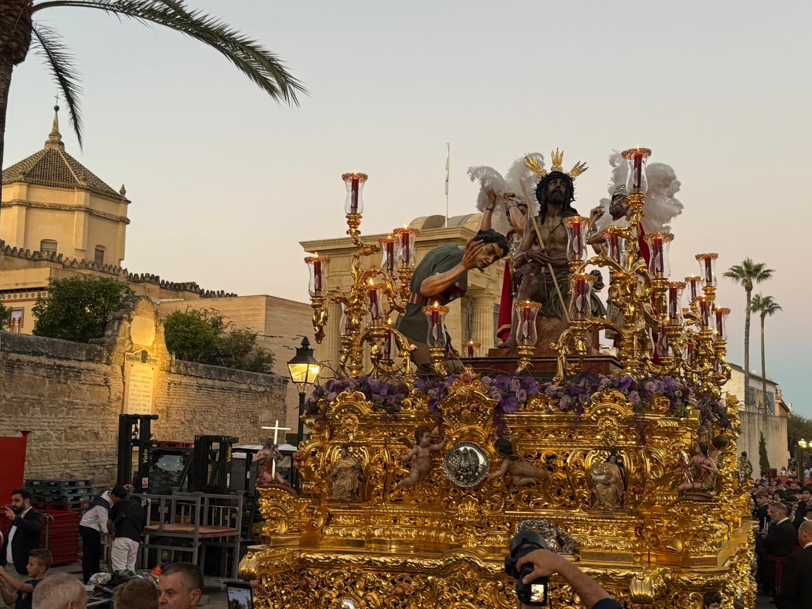 Vía Crucis Magno de Córdoba: una celebración que envuelve a la ciudad de bellas imágenes