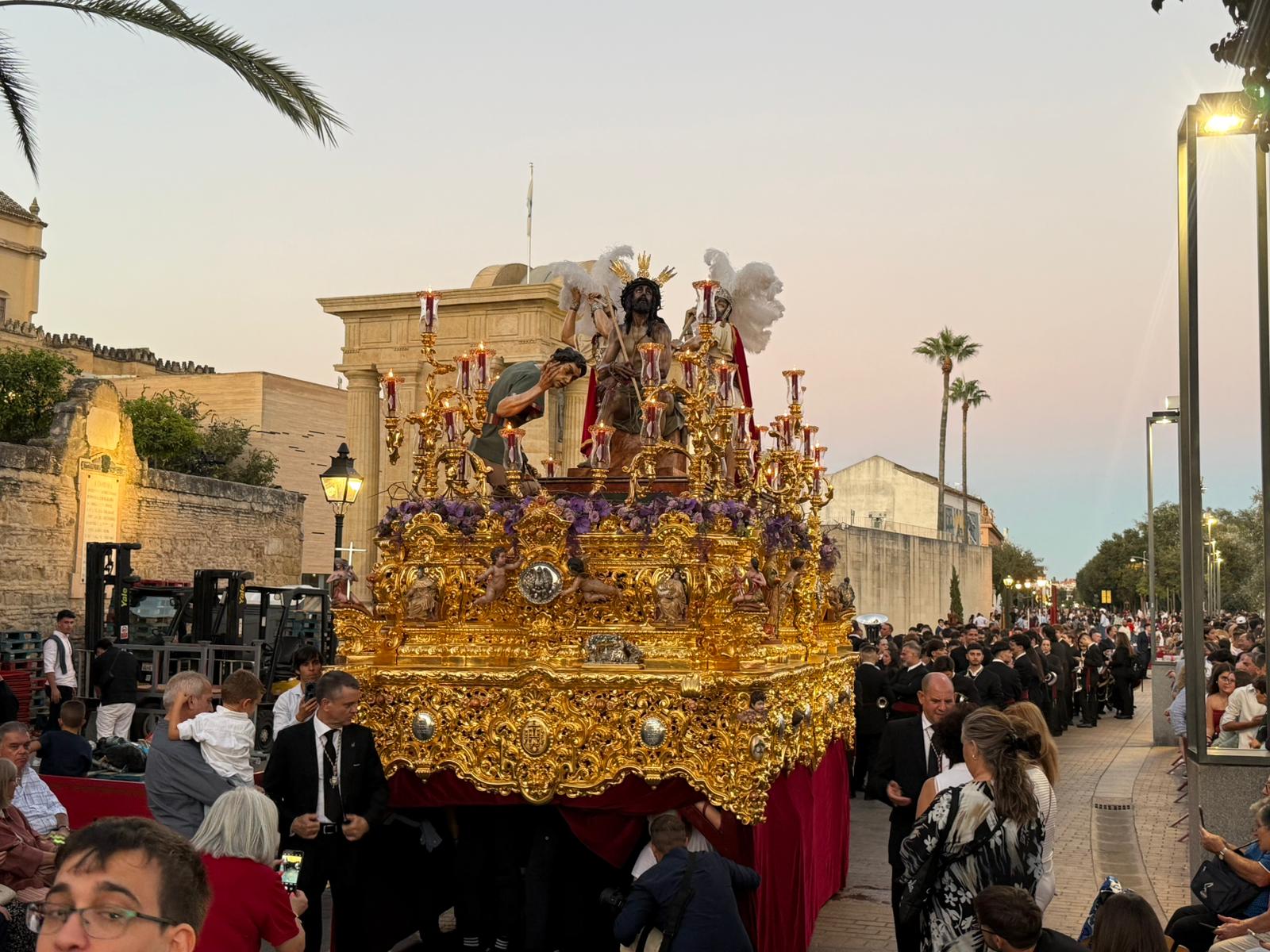 Vía Crucis Magno de Córdoba: una celebración que envuelve a la ciudad de bellas imágenes