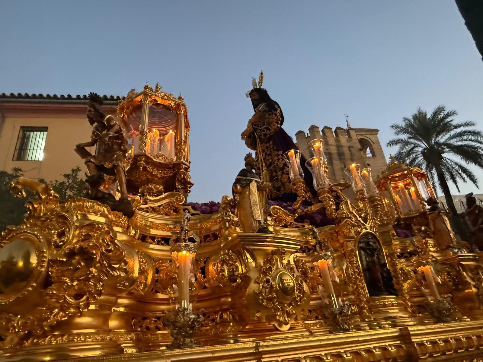Vía Crucis Magno de Córdoba: una celebración que envuelve a la ciudad de bellas imágenes