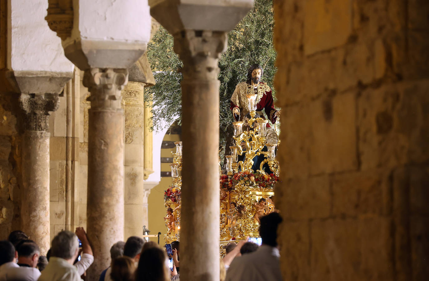 Las mejores imágenes del Vía Crucis Magno de Córdoba