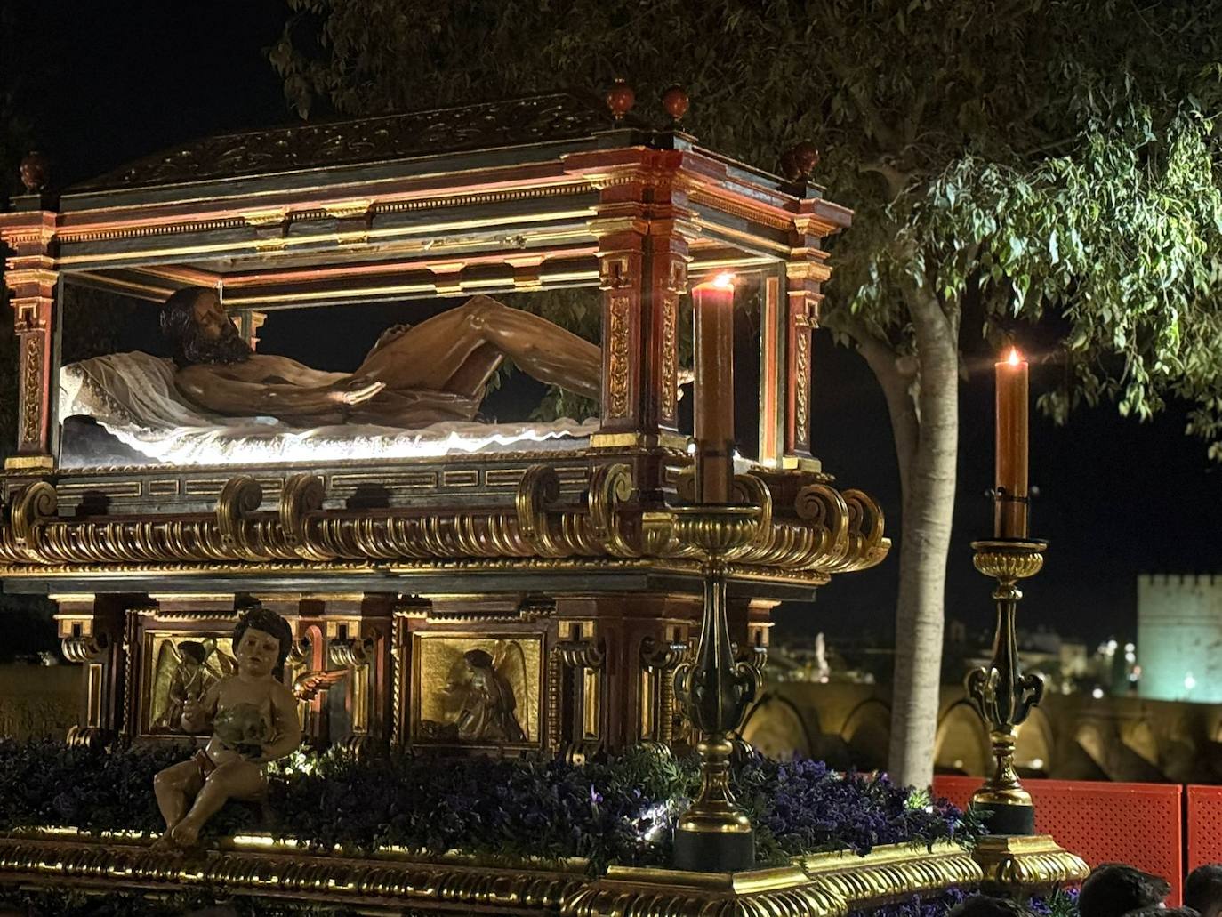 Las mejores imágenes del Vía Crucis Magno de Córdoba