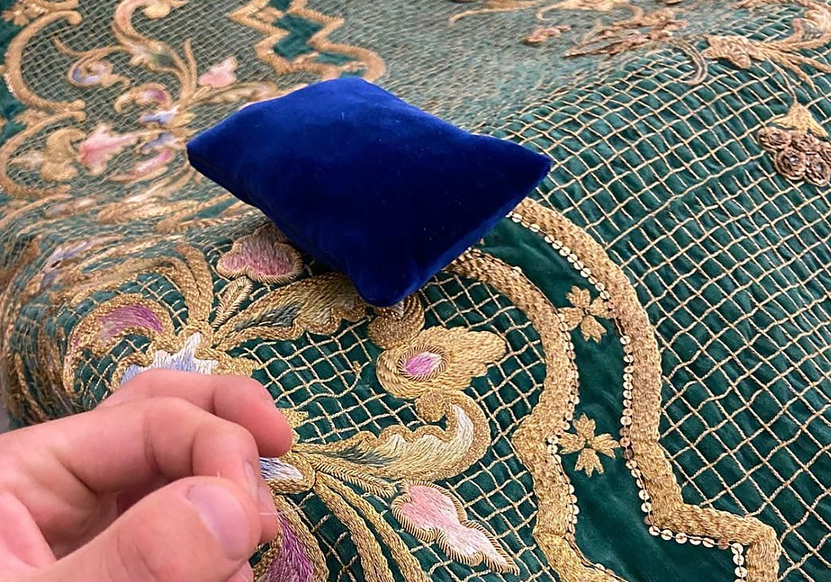 Restauración del manto de la Virgen de la Esperanza