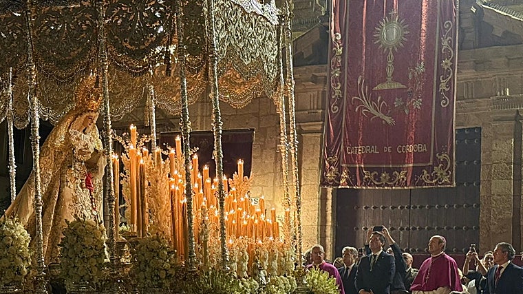 La Virgen de la Paz, ante el palco