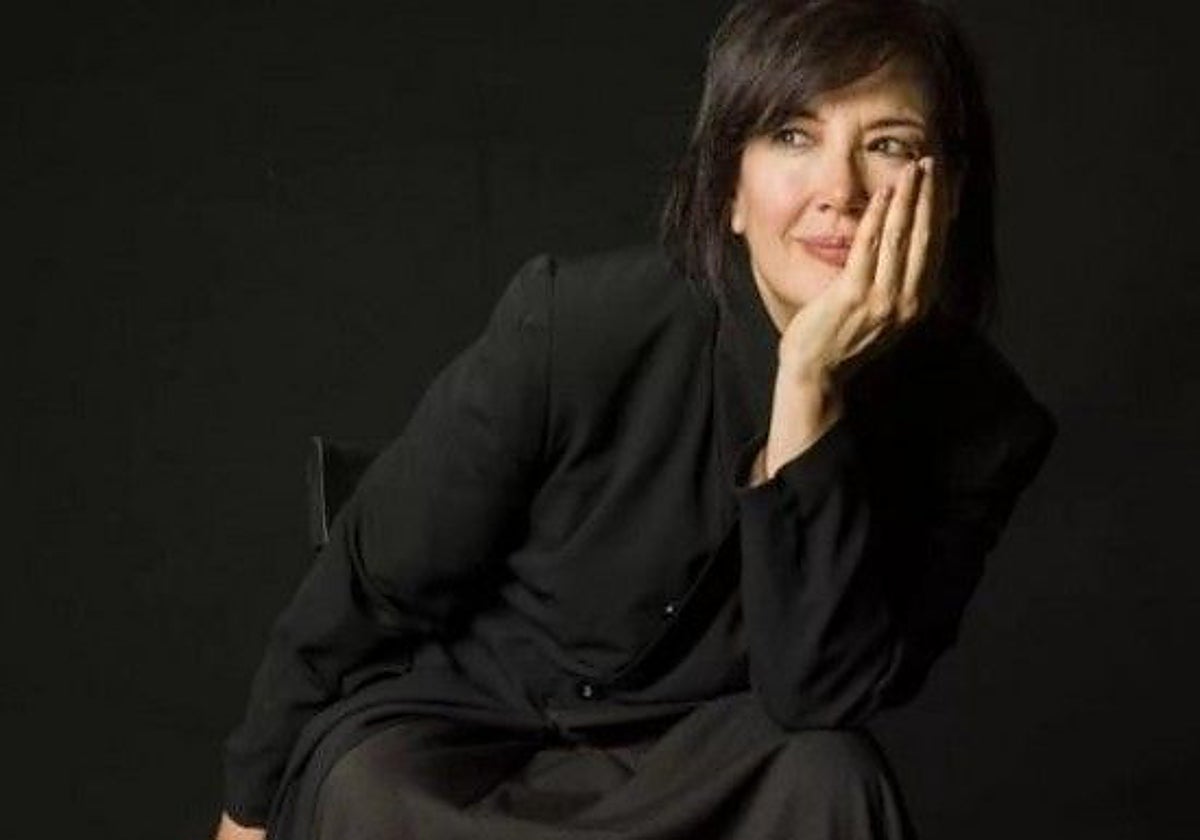 La actriz argentina Andrea Bonelli es la voz -a veces, hablada; otras, cantada- que nos guía