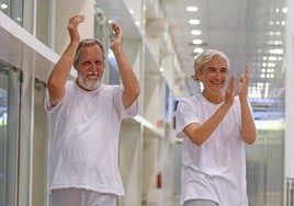 El concejal de ERC en Barcelona Jordi Coronas a su llegada junto a Ada Colau