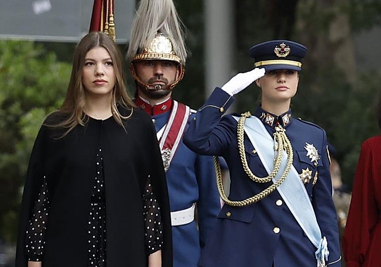 La Princesa Leonor estrena el uniforme gris aviación en el desfile de la  Fiesta Nacional