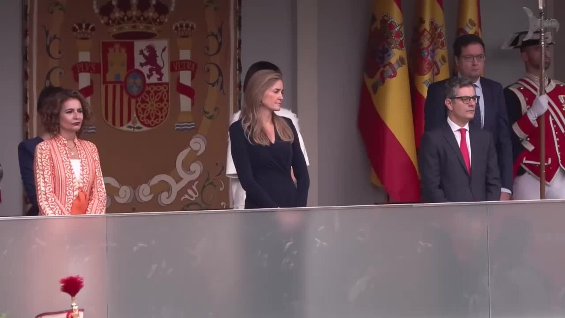 El presidente de España, Pedro Sánchez, miembros del Gobierno y otros políticos en el desfile militar