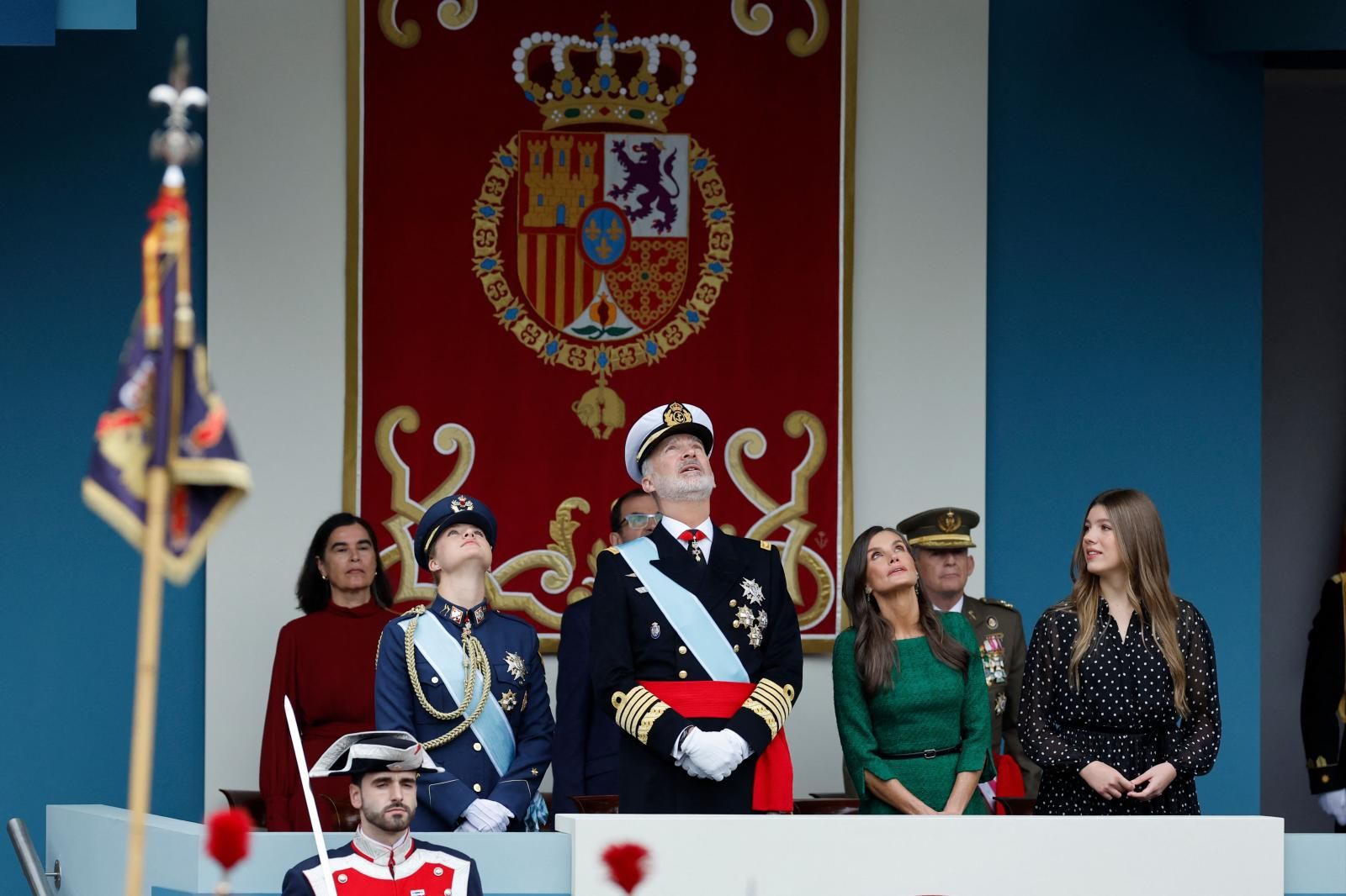 La Familia Real observa desde la tribuna presidencial el salto paracaidista de la Patrulla Acrobática del Paracaidismo del Ejército del Aire, sin duda uno de los momentos más especiales de la jornada