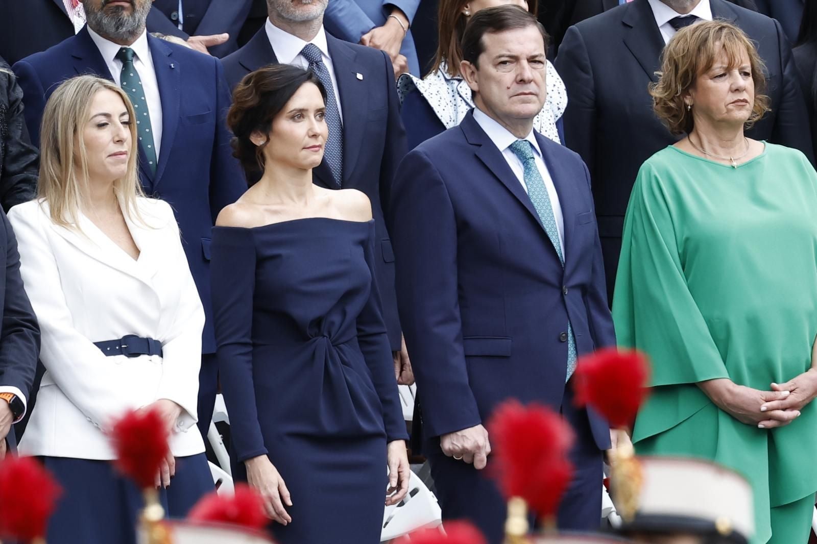 Los presidente autonómicos de Extremadura, María Guardiola; Madrid, Isabel Díaz Ayuso; y Castilla y León, Alfonso Fernández Mañueco, justo antes del inicio del desfile