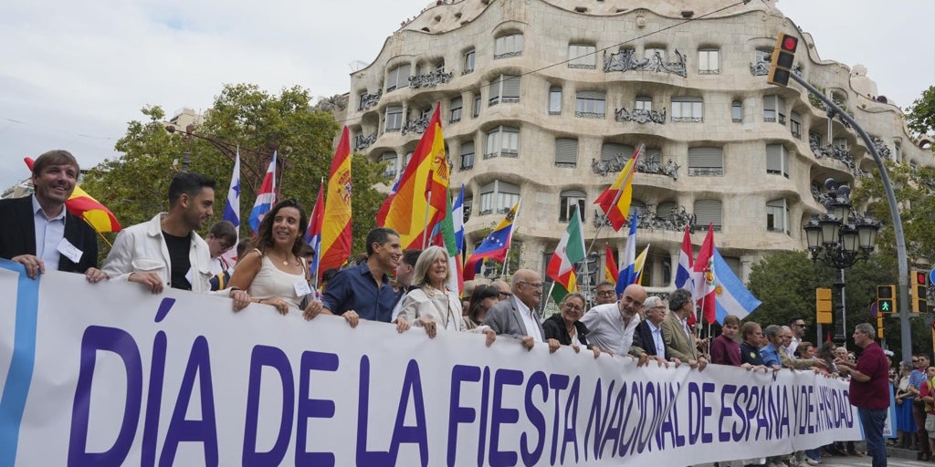 Miles de personas celebran el 12 de octubre en el centro de Barcelona