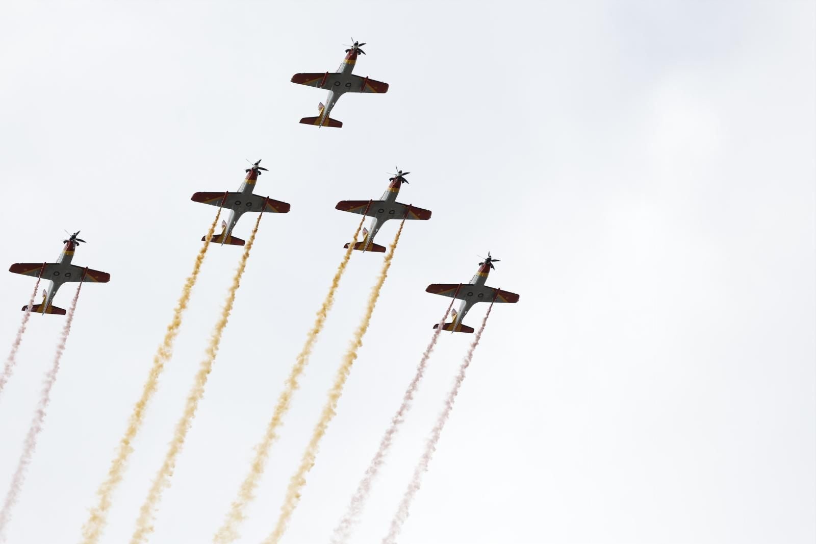 El sobrevuelo con los colores de la bandera española s uno de los momentos más esperados del desfile y este año era la presentación de la Formación Mirlo, que sustituye a la mítica Patrulla Águila que se ha jubilado tras más de 40 años en servicio 