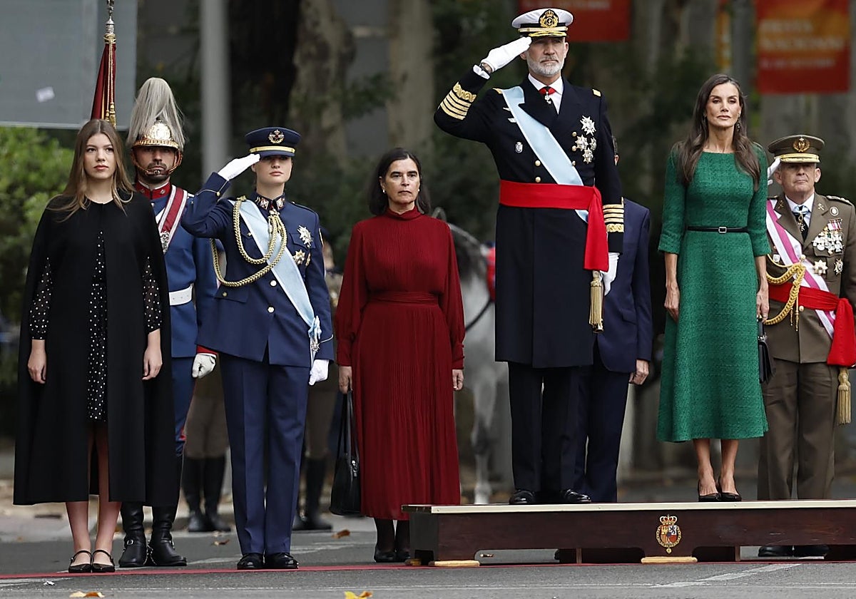 Los reyes Felipe y Letizia, la princesa Leonor y la infanta Sofía al llegar al desfile de las Fuerzas Armadas