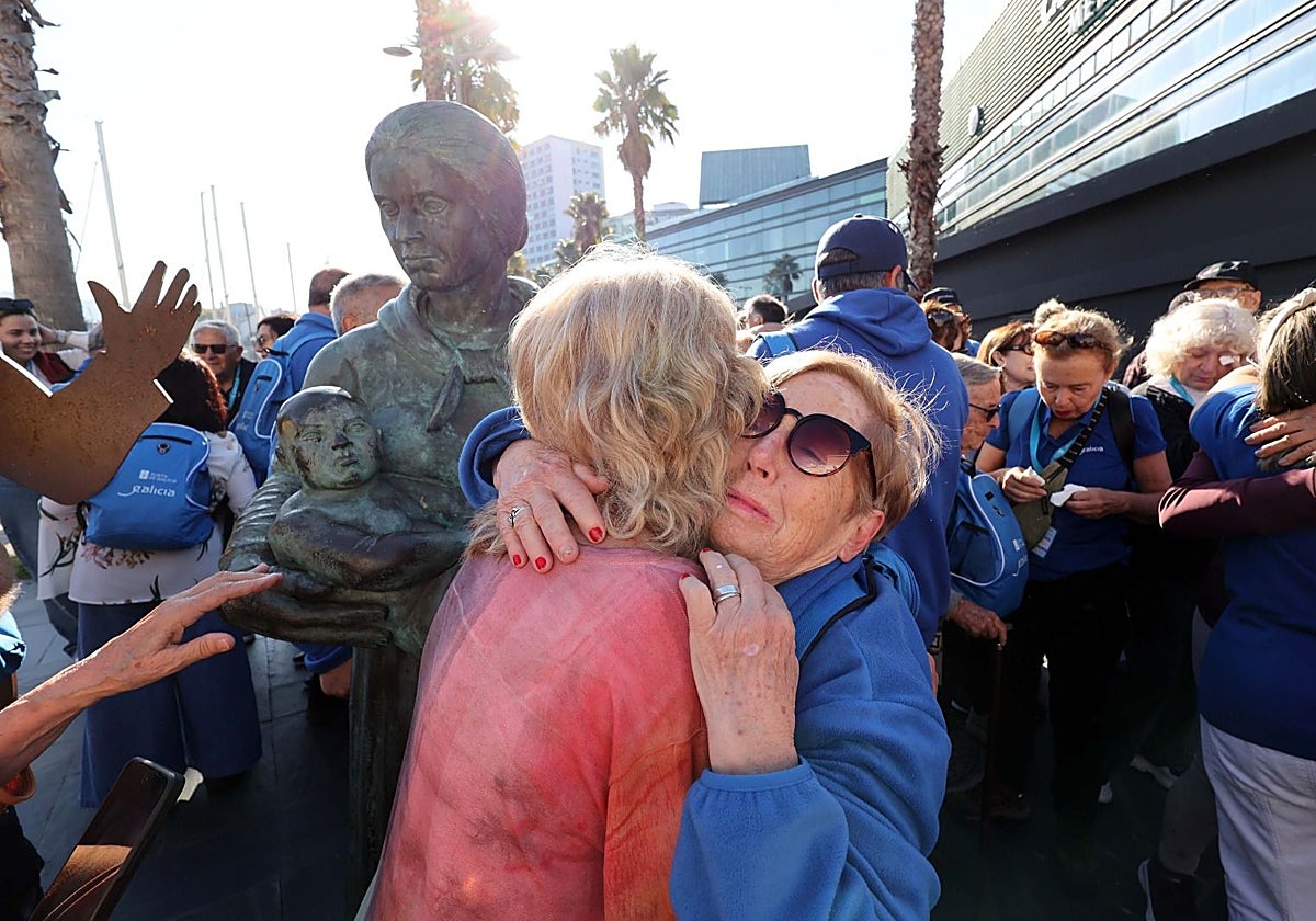 Participantes del programa Reencontros con Galicia en el puerto de Vigo