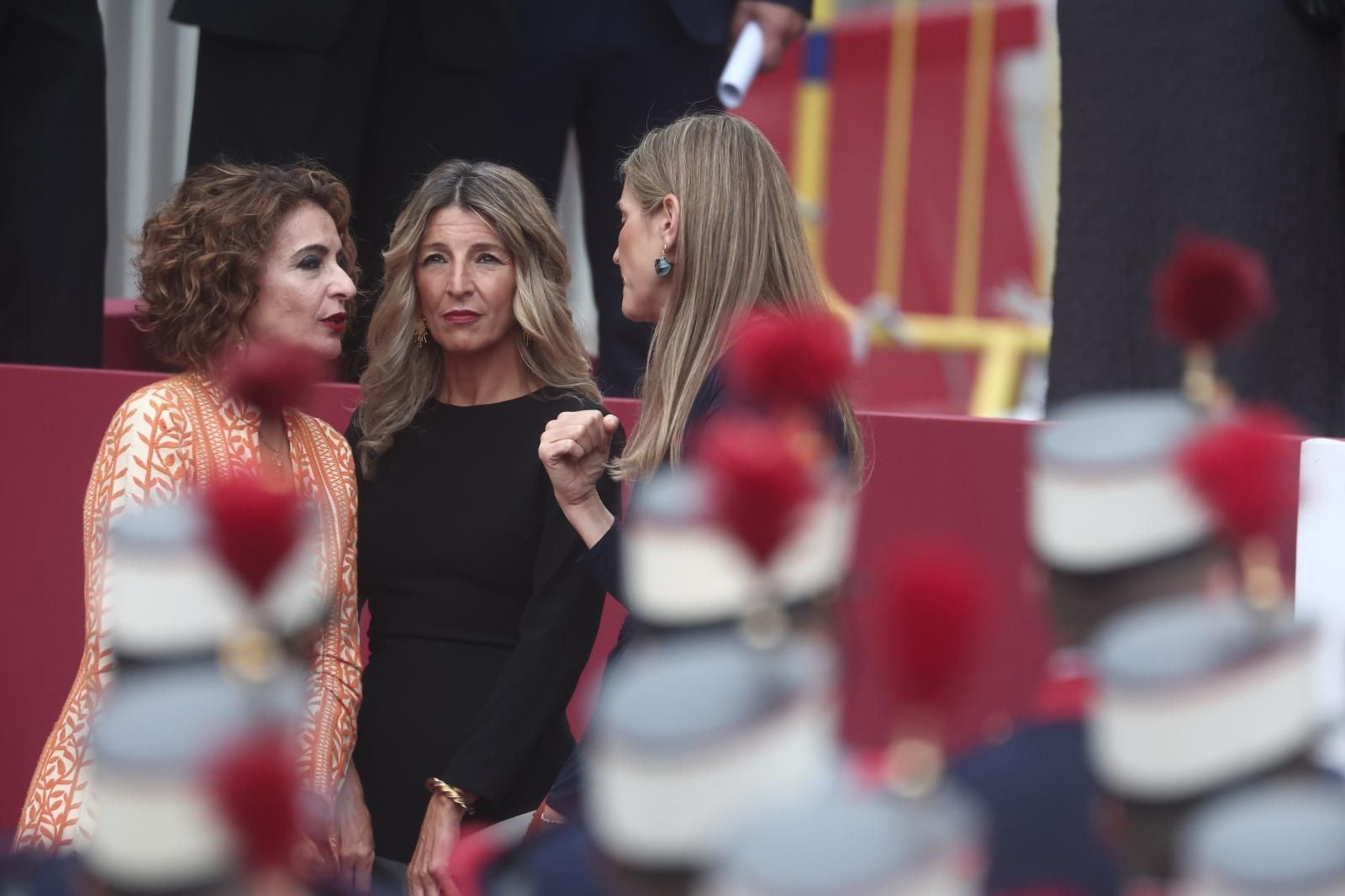 La vicepresidenta y ministra de Hacienda, María Jesús Montero junto a la vicepresidenta segunda del Gobierno y ministra de Trabajo, Yolanda Díaz; y la vicepresidenta tercera y ministra para la Transición Ecológica y Reto Demográfico, Sara Aagesen, esperando la llegada de la Familia Real