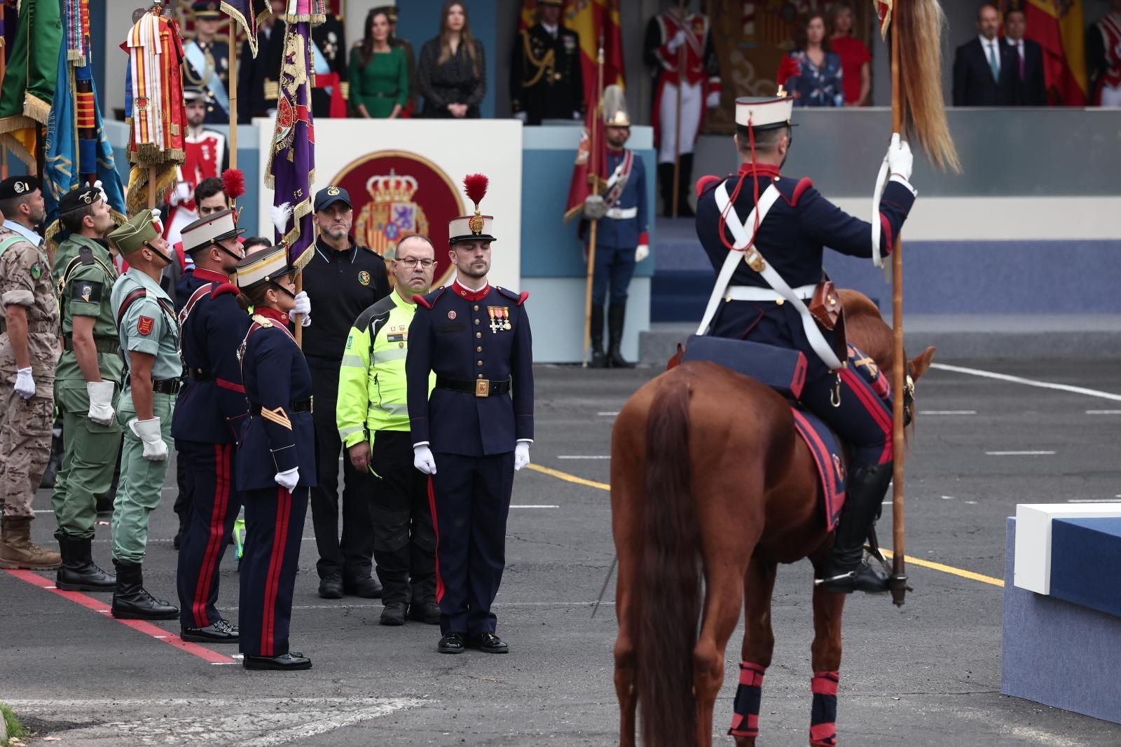 Uno de los homenajes que se han producido a primera vista de la tribuna real durante el desfile