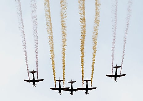 Imagen secundaria 1 - La familia real, la exhibición aérea y el presidente de las Cortes de Castilla y León, Carlos Pollán, en las celebraciones por el Día de la Hispanidad