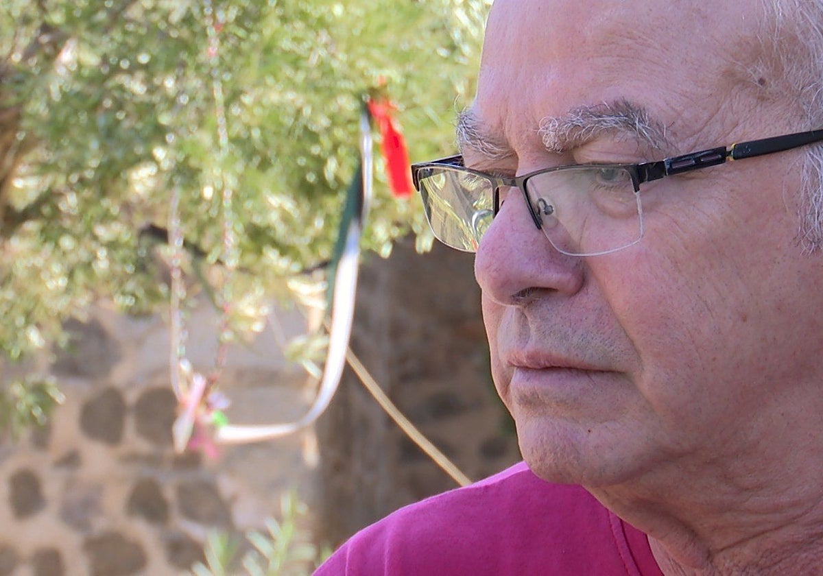 Jamal Halawa, palestino residente en Toledo, durante su entrevista junto al olivo de Palestina