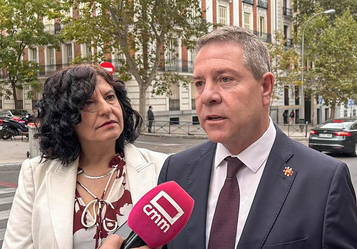 La alcaldesa de Mira (Cuenca) con el presidente de Castilla-La Mancha este domingo en Madrid