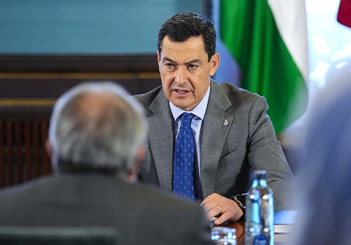 El presidente de la Junta de Andalucía, Juanma Moreno, durante una reunión con el presidente del Consejo Andaluz de Colegios de Médicos en el Palacio de San Telmo, a 10 de octubre de 2025