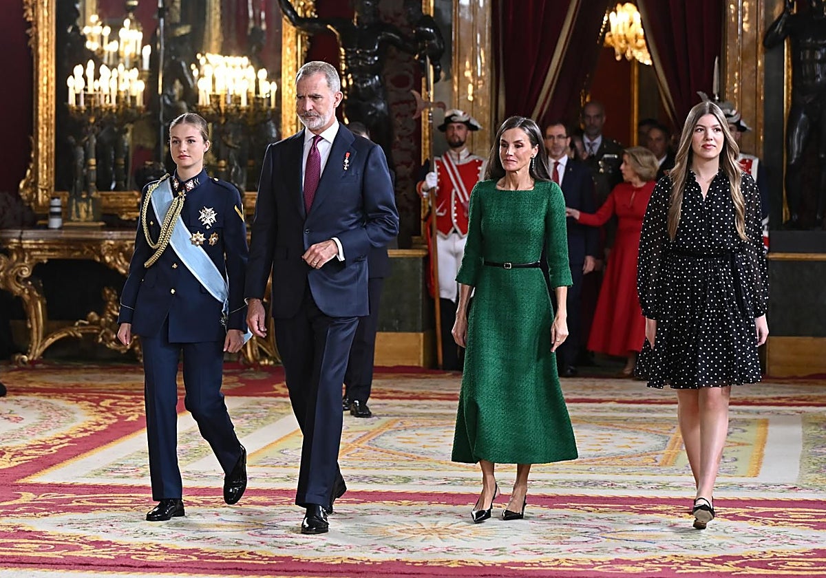 Los Reyes junto a la Princesa Leonor y la Infanta Sofía a su llegada al salón en el que se celebra el besamanos