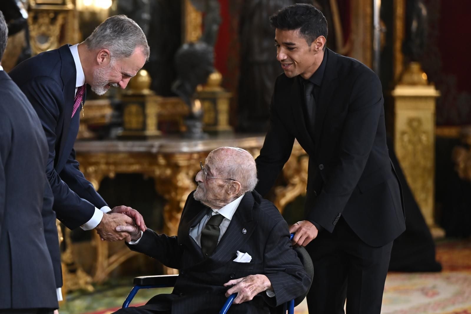 El rey Felipe VI saludando al escritor Álvaro Pombo, Premio Cervantes 2024, durante la recepción en el Palacio Real