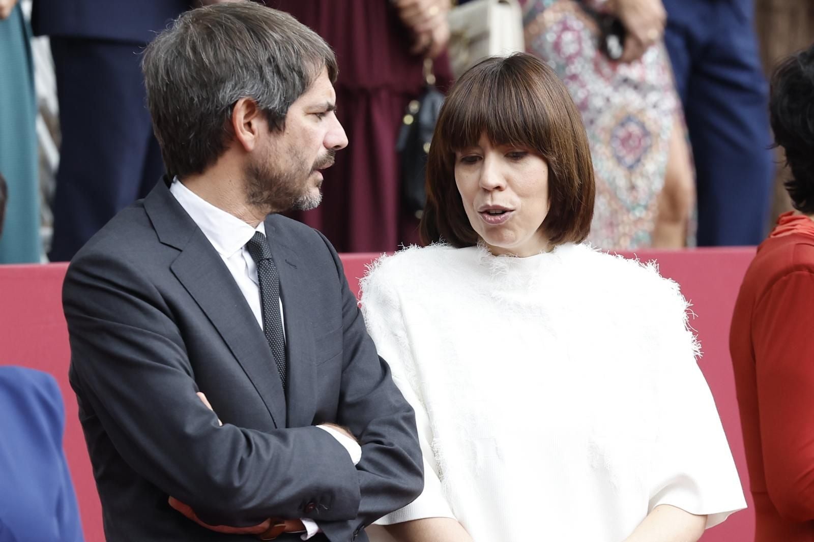 Los ministros de Cultura, Ernest Urtasun, y Ciencia, Diana Morant, esperando al inicio del desfile, que transcurría a lo largo del Paseo del prado y el Paseo de Recoletos