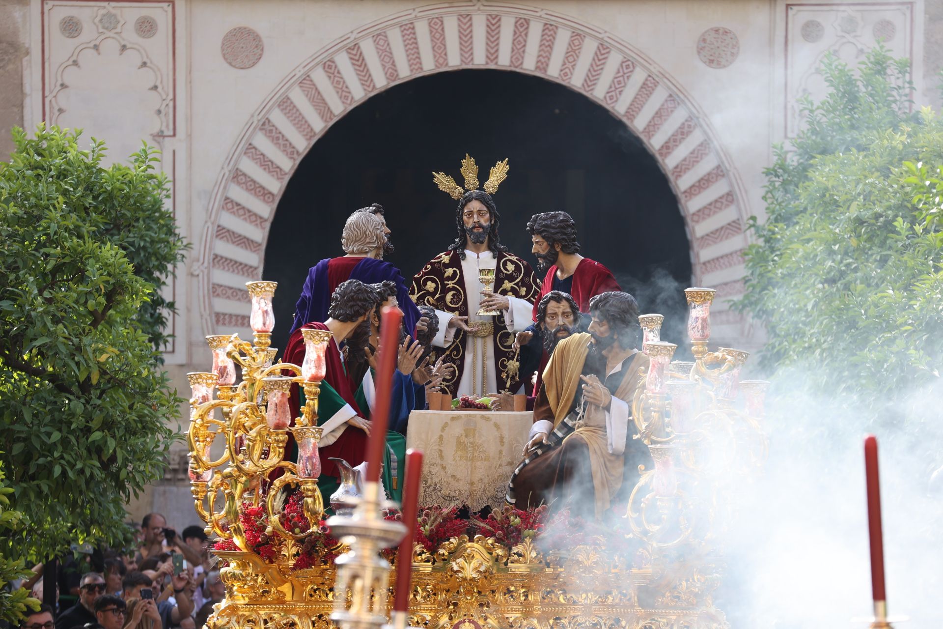 El alegre traslado de la Sagrada Cena de Córdoba y la Esperanza del Valle, en imágenes