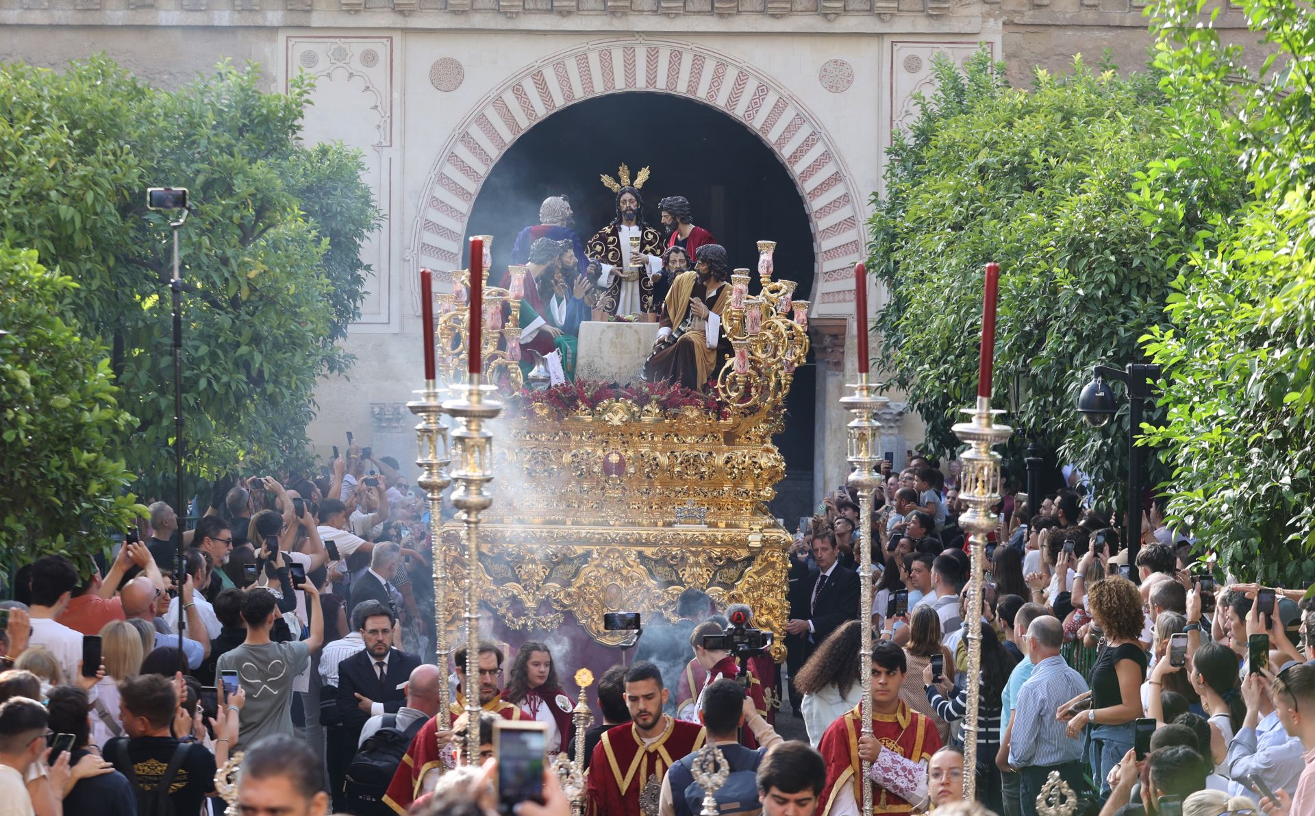 El alegre traslado de la Sagrada Cena de Córdoba y la Esperanza del Valle, en imágenes