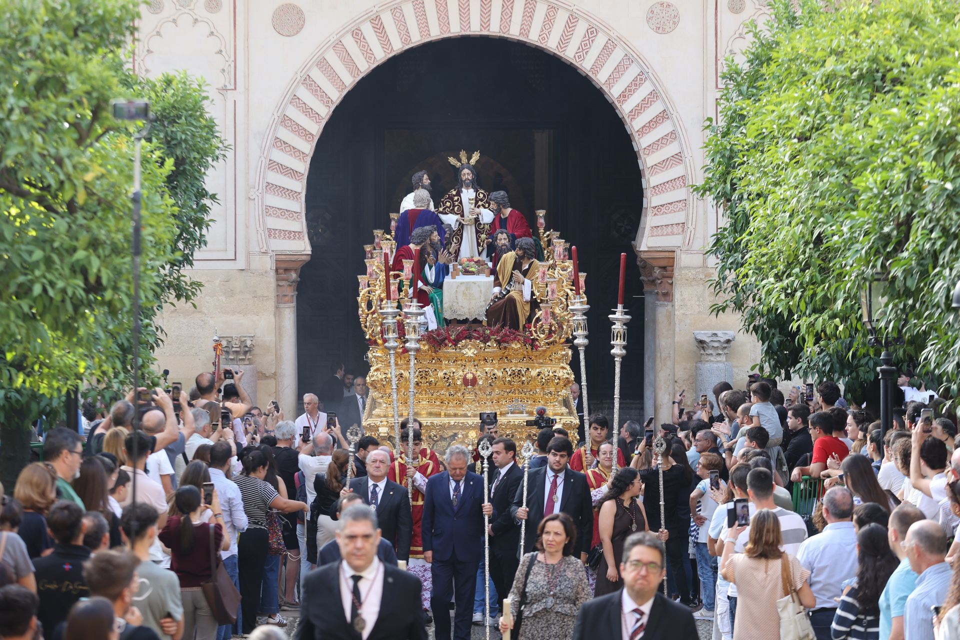 El alegre traslado de la Sagrada Cena de Córdoba y la Esperanza del Valle, en imágenes