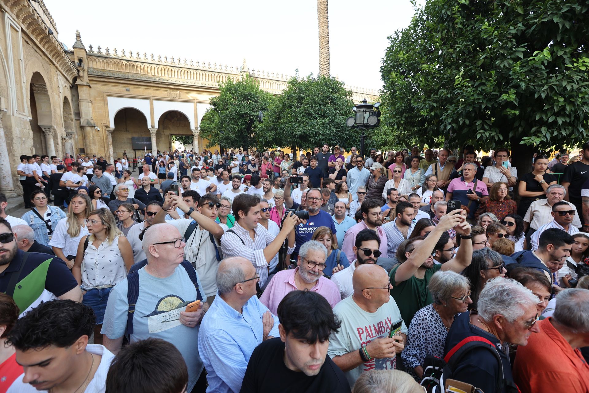 El alegre traslado de la Sagrada Cena de Córdoba y la Esperanza del Valle, en imágenes